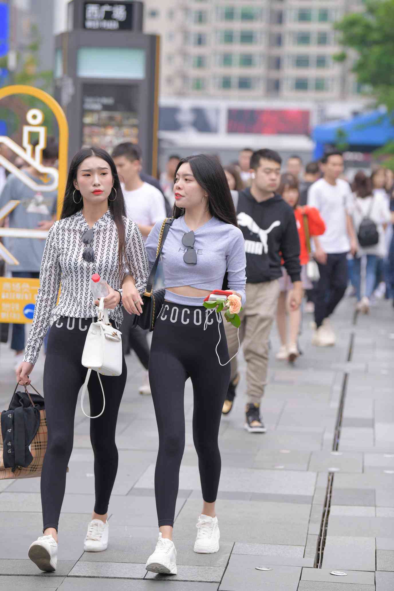 图片[2]-【免费】逛街的两个瑜伽裤姑娘【40P】04030-图好看