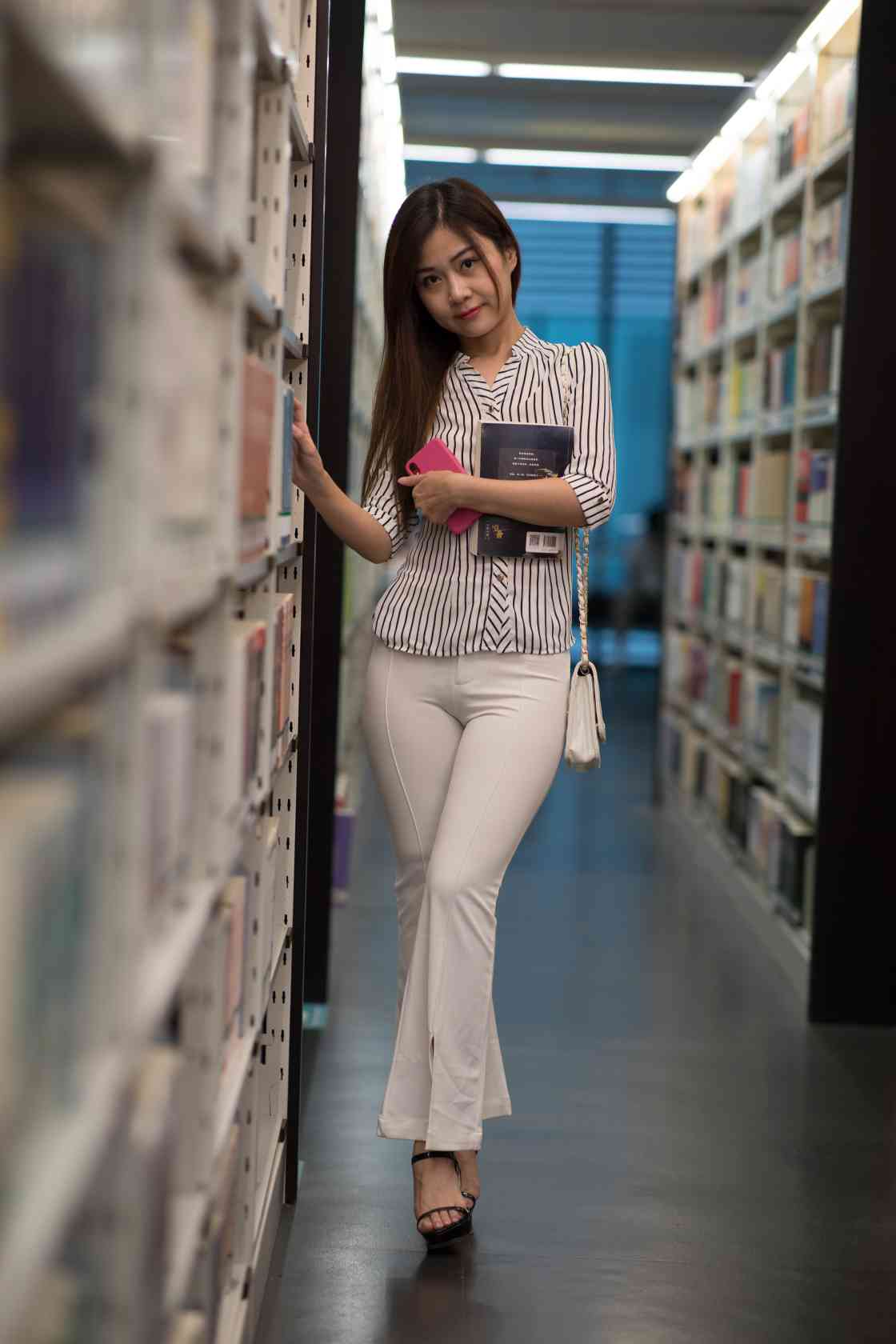 图片[5]-逛书店的白色紧身裤女孩【450P】04040-图好看