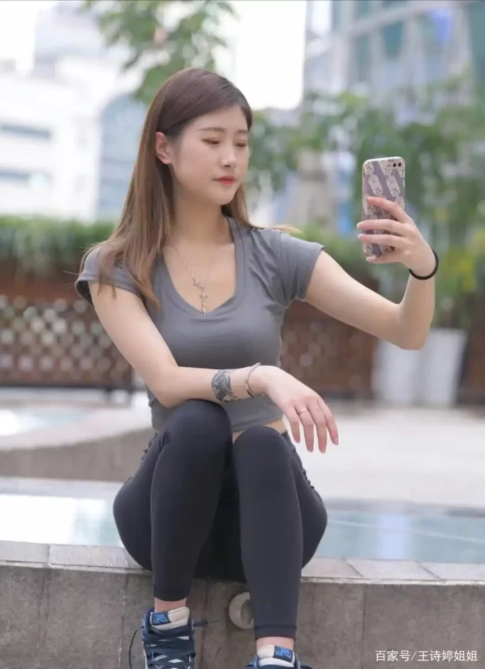 图片[2]-有小虎牙非常甜美的瑜伽裤女孩-图好看