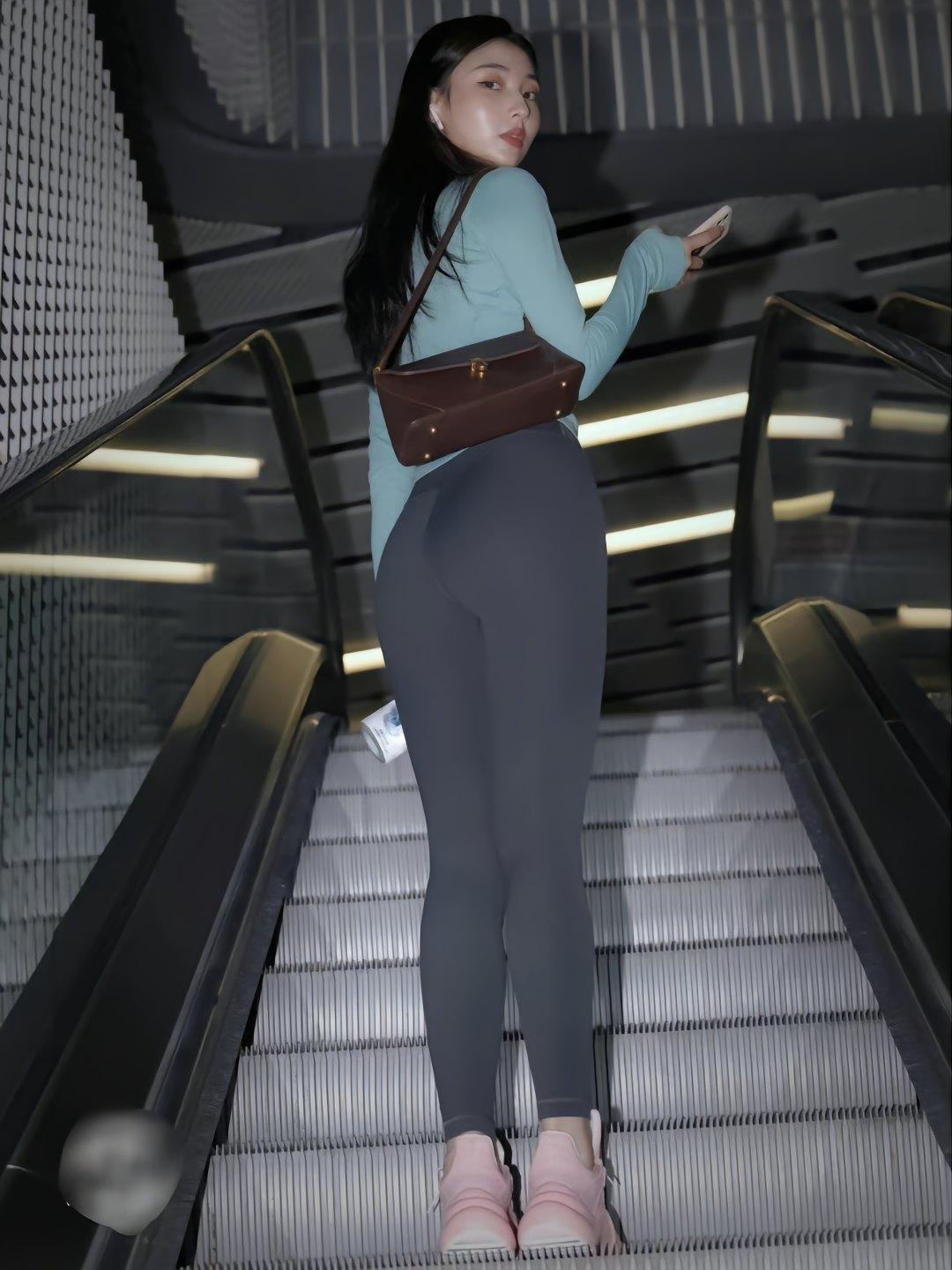 图片[1]-晚上逛商场的瑜伽裤漂亮女孩J2244 225P2V-15.1GB-图好看