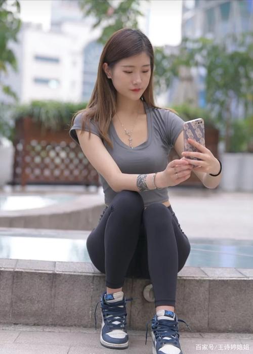 图片[1]-有小虎牙非常甜美的瑜伽裤女孩-图好看