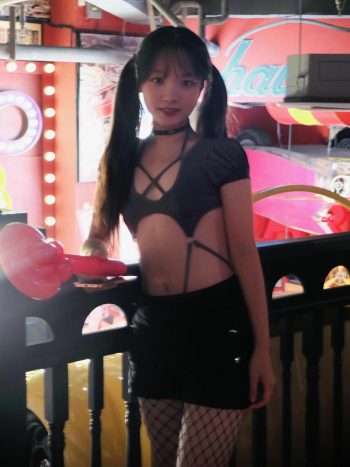 图片[2]-网格丝袜的清纯双马尾小姑娘-图好看