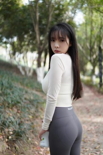 图片[9]-穿瑜伽裤爬山的长发少女-图好看