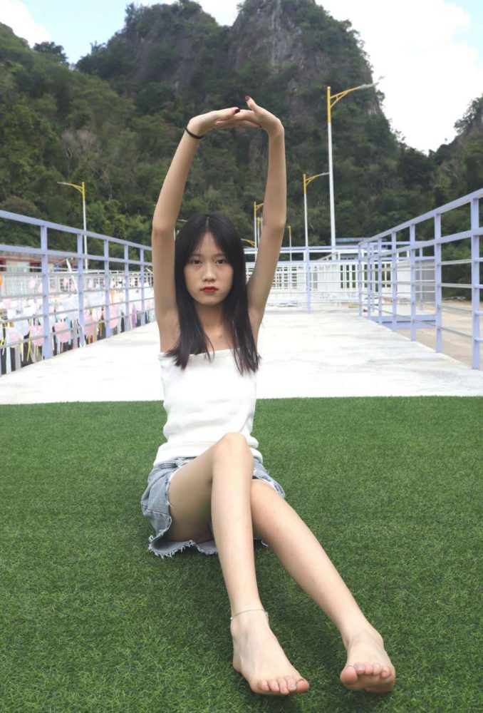 坐在草地上的长发女孩【172P】20012-图好看