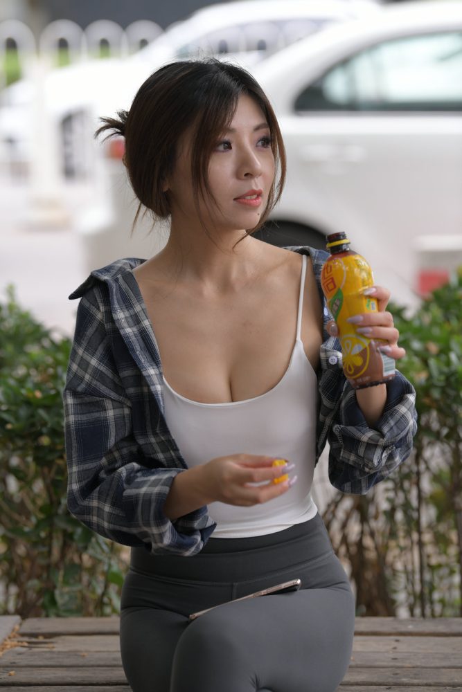 喝饮料的瑜伽裤女孩J2242 383P1V-17.5GB-图好看