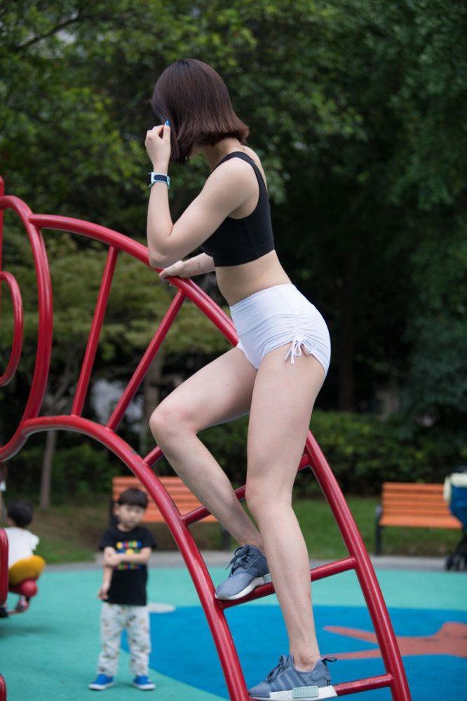 在户外玩耍的白色短裤漂亮姑娘【239P】00061-图好看