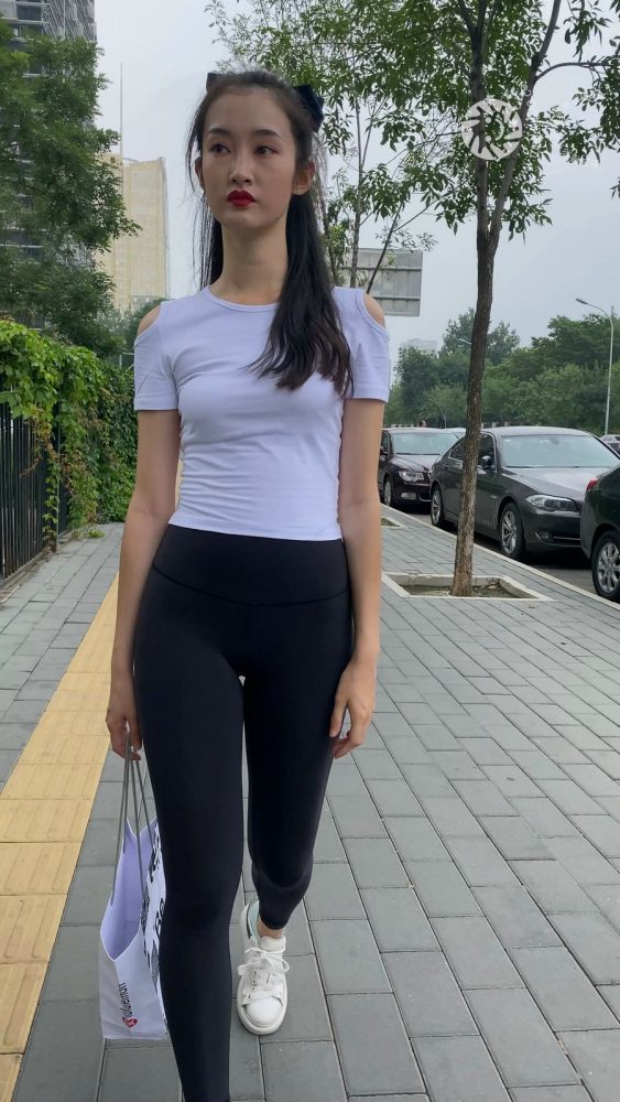 黑色瑜伽裤逛街的女孩J4000 MP4-7.76GB-图好看