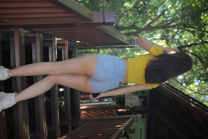 在户外散心的紧身牛仔短裤女孩【536P】00048-图好看