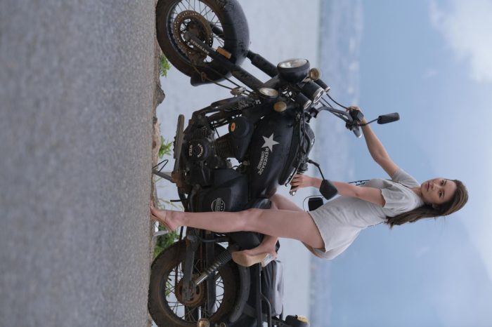 阴雨天在海边骑车的长发女人【156P】00044-图好看