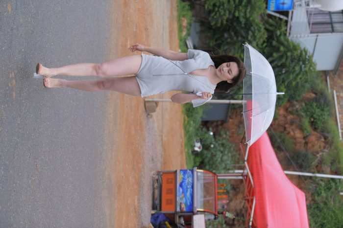 阴雨天在海边骑车的长发女人【156P】00044-图好看