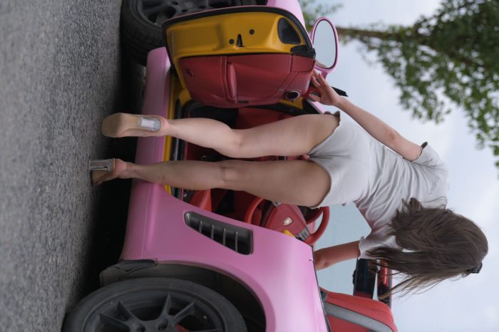 在海边开跑车的连衣短裤女孩【390P】00030-图好看