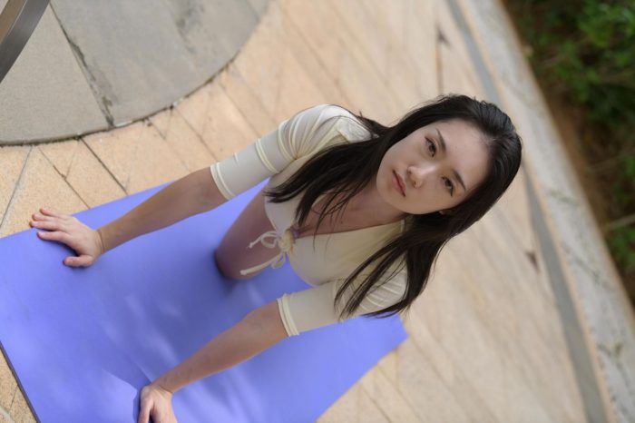 游泳池旁边的比基尼女生【327P】00042-图好看