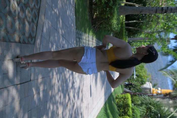 在海南度假的紧身白色短裤女孩【202P】00033-图好看