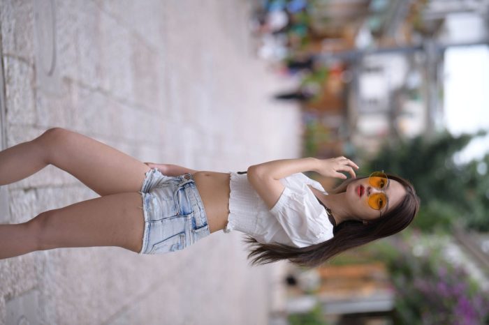 戴太阳镜的牛仔短裤紧身牛仔MM【167P】00021-图好看