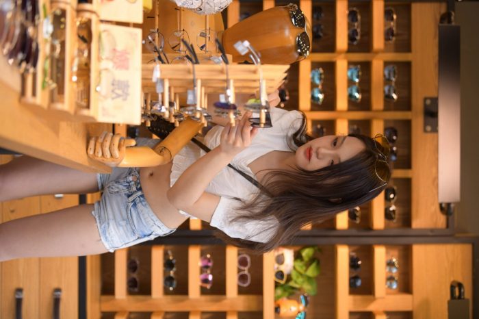 头戴花环的南方姑娘身穿紧身牛仔短裤【161P】00028-图好看