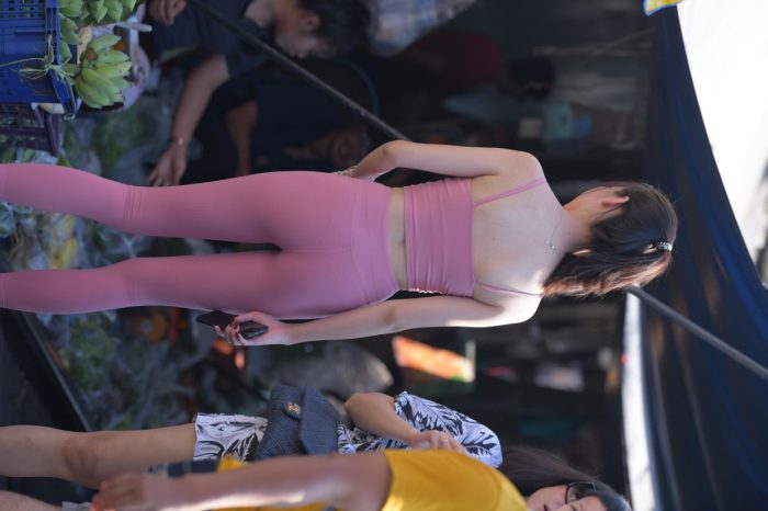 粉色的甜美瑜伽裤女孩在逛街【372P】00057-图好看