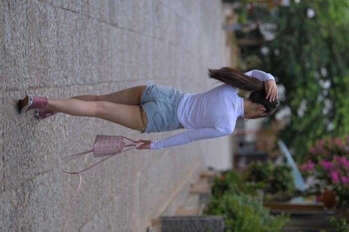 紧身牛仔短裤骑自行车的漂亮女孩【588P】00053-图好看