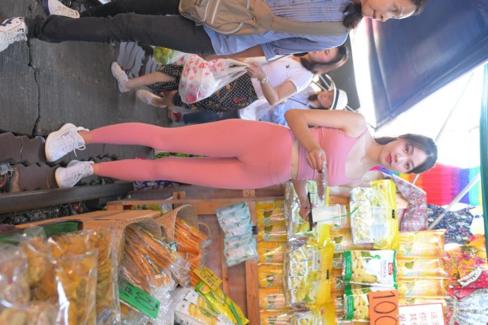 粉色的甜美瑜伽裤女孩在逛街【372P】00057-图好看