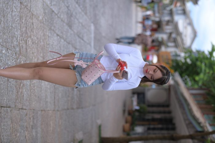 紧身牛仔短裤骑自行车的漂亮女孩【588P】00053-图好看