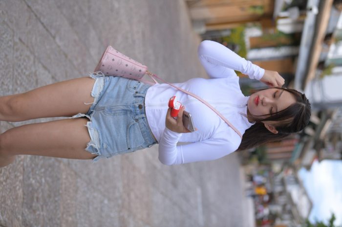 紧身牛仔短裤骑自行车的漂亮女孩【588P】00053-图好看