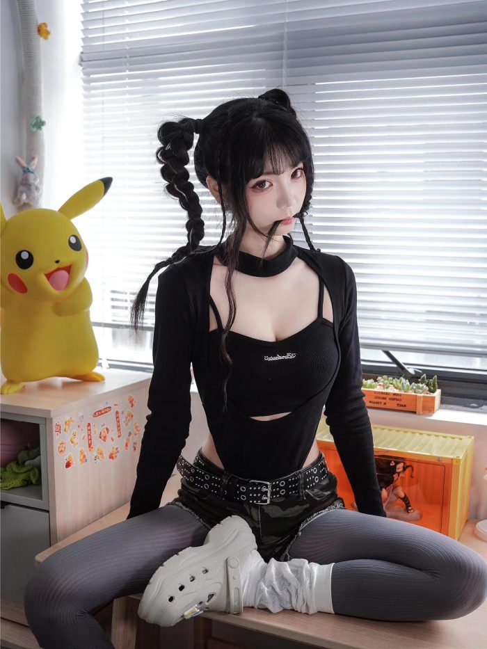 牛仔热裤+灰丝姑娘玩自拍-图好看