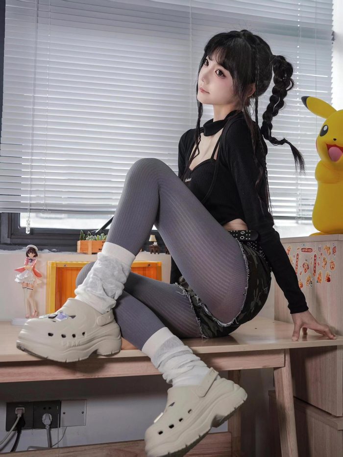 牛仔热裤+灰丝姑娘玩自拍-图好看