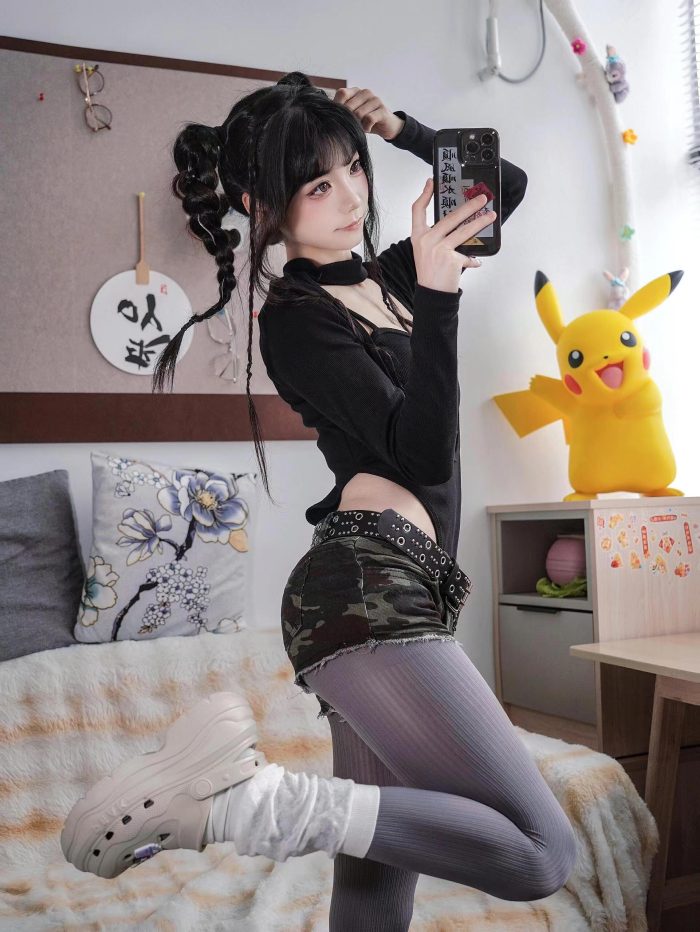 牛仔热裤+灰丝姑娘玩自拍-图好看