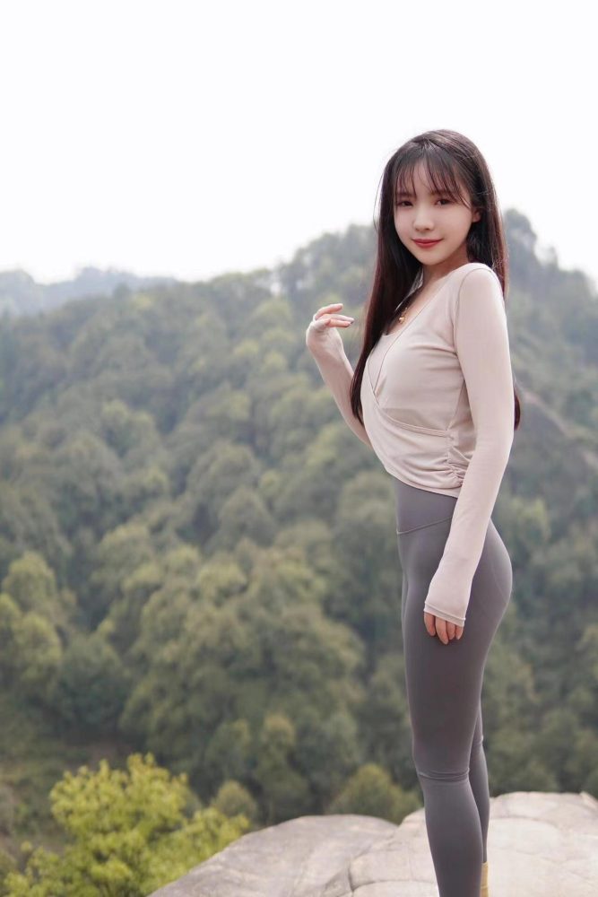 穿瑜伽裤爬山的长发少女-图好看